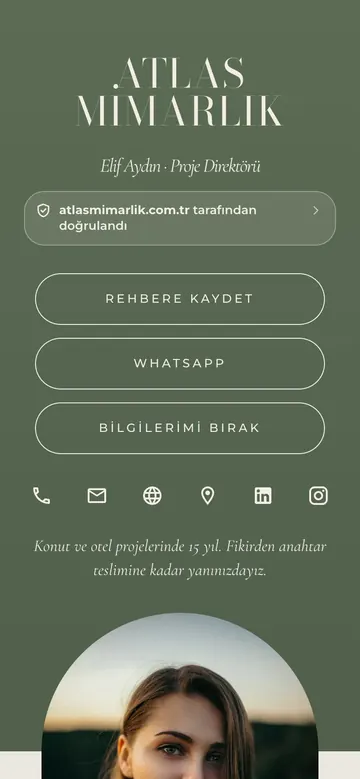 Adaçayı tasarımı: Adaçayı yeşili, büyük logo, hap düğmeler, kemer fotoğraf.