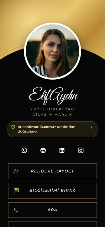 Gece Altın tasarımı: Altın üst, siyah yay, el yazısı ad, altın çerçeveli düğmeler.