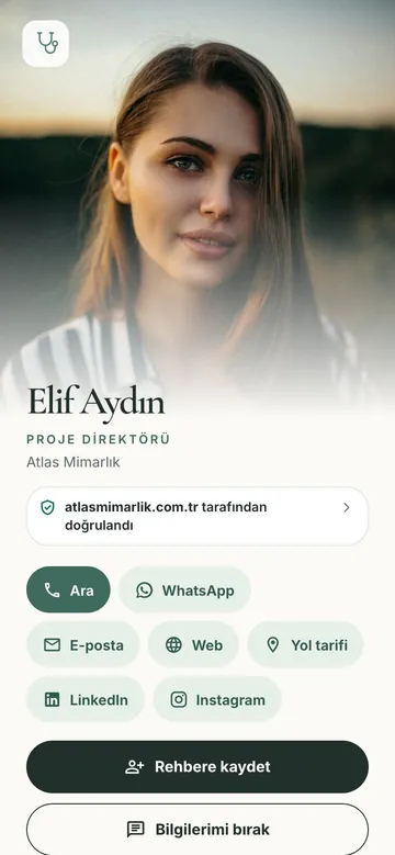 Şifa tasarımı: Beyaza açılan büyük fotoğraf, zarif ad, adaçayı hap düğmeler. Sağlık için.